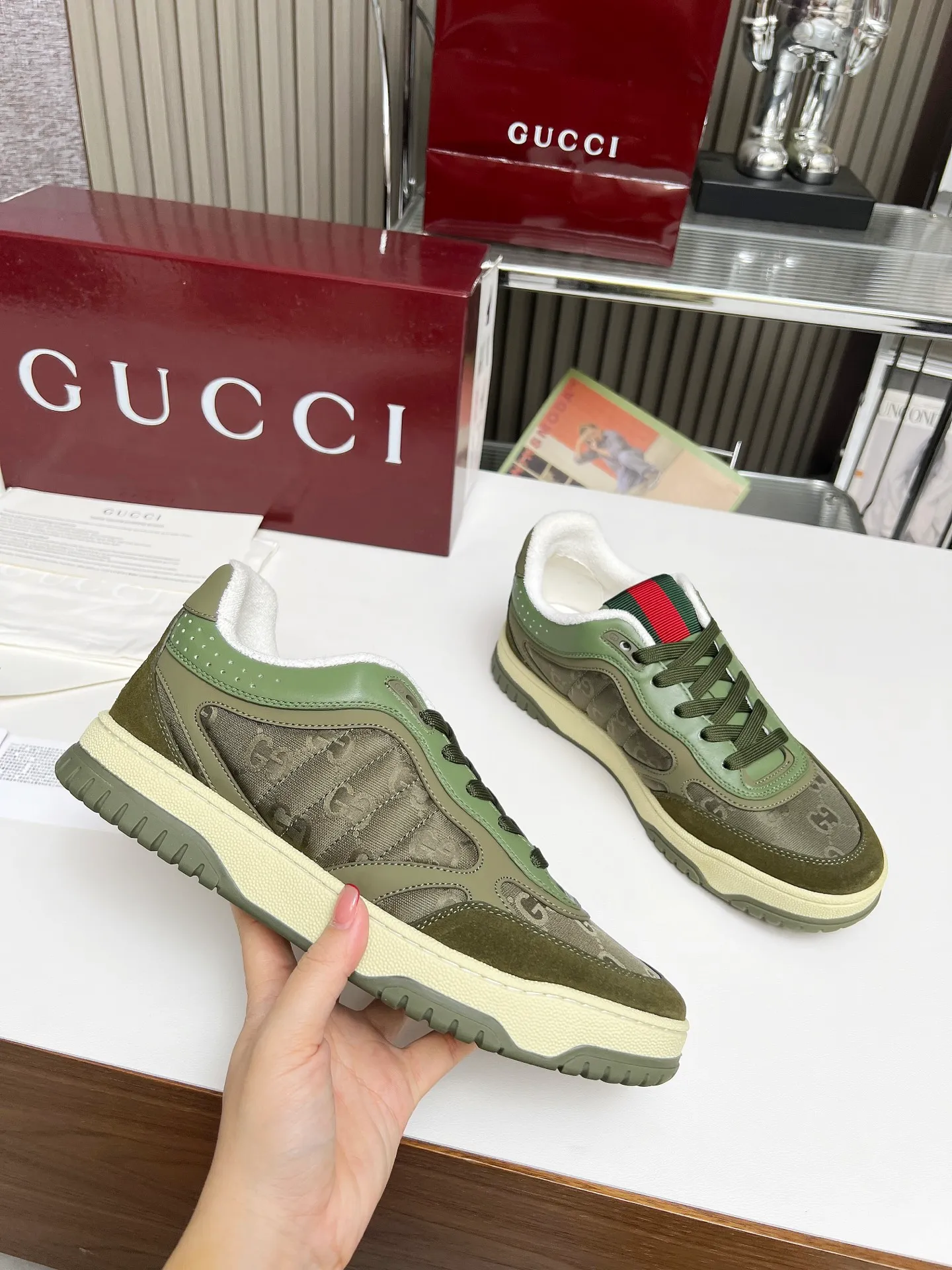 [G Home] P: 600💰 Couple size: Female 35-40. Male 39-44 (45 custom-made) 🆕2025.GUCC Gucci original order quality The latest popular high and low top aged couple sneakers series shipped original purchase development and production, this high and low top sneakers adopt a basketball-style silhouette design, cleverly integrated with hollow panels and distressed effects, showing unique ingenuity. The ingenuity incorporates brand logo details such as interlocking Double G styling accessories and Gucci lettering, a low-key tribute to the brand's design heritage. Exquisite packaging at the delivery counter 🛍📦 ▪️ Fabric: Original customized imported first-layer cowhide ▪️ Inner lining: Imported first-layer cowhide ▪️ Sole: Original molded two-color TPU sole ▪️ Sole thickness: 3cm
